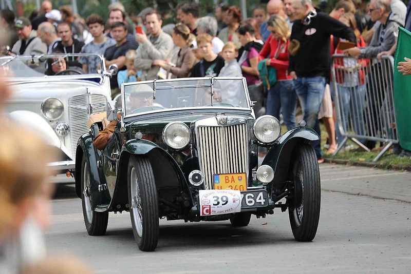 Na akci Jízda do vrchu a výstava historických vozidel se představilo na tři sta automobilů a motocyklů.