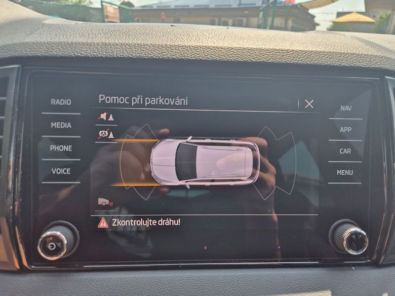 Škoda Karoq 1,5 TSI 110kW SportLine, CZ, 1 - fotka 18 z 28