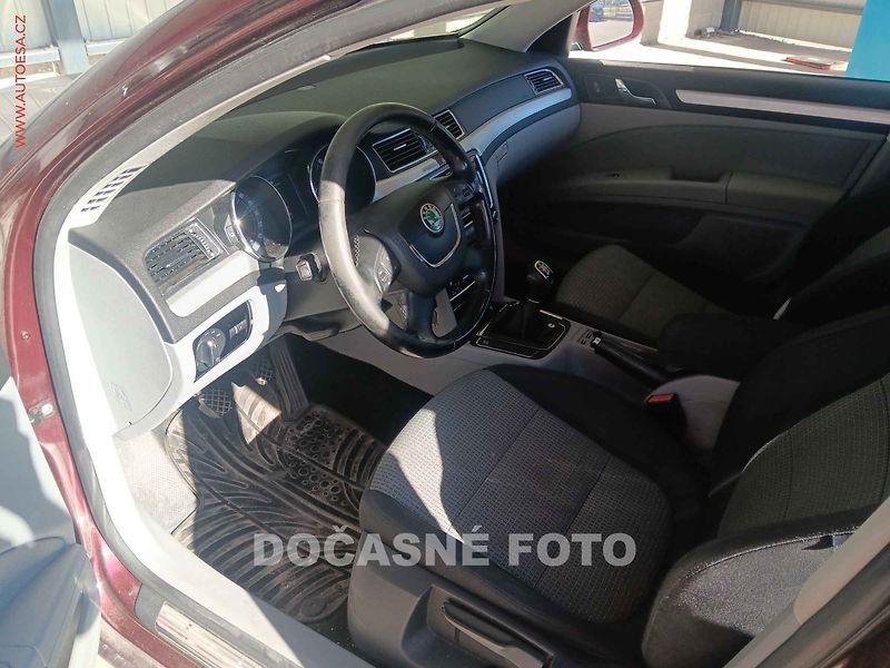 Škoda Superb (2011) 2.0TDi, ČR, Xenon - fotka 3 z 3