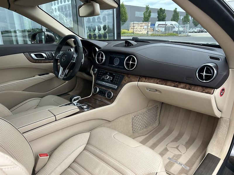 Mercedes-Benz SL 63 AMG Roadster - fotka 17 z 42