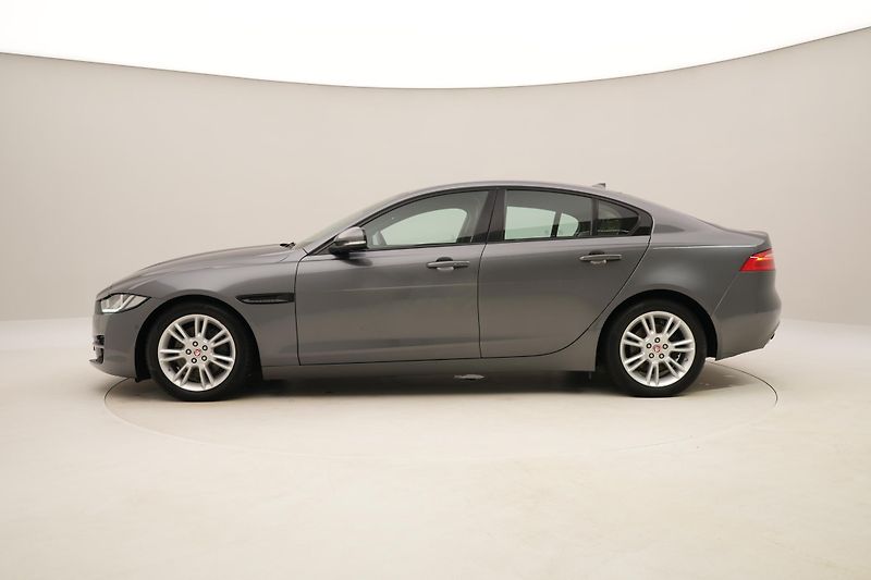 Jaguar XE 2.0D 132kW PURE AUT  - fotka 9 z 40