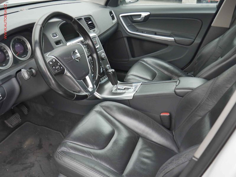 Volvo V60 (2013) 2.0D, ČR, AT - fotka 9 z 17