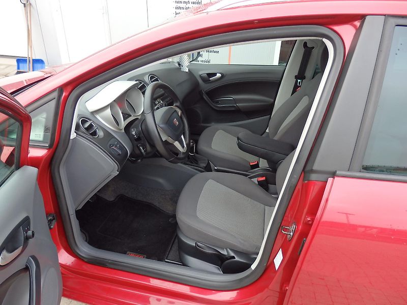 Seat Ibiza 1.2 TSI 77kW ZÁVĚS, DIGI KLIMA - fotka 6 z 15
