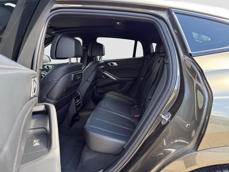 BMW X6 xDrive40i - fotka 14 z 22