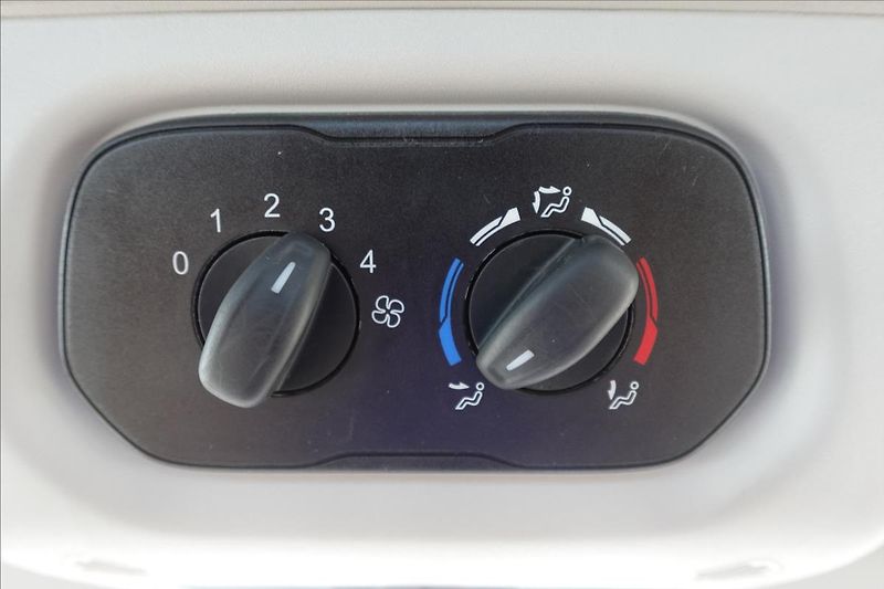 Ford Transit 2,2 TDCi  L2H2 9MÍST BUS KLIMA - fotka 24 z 25
