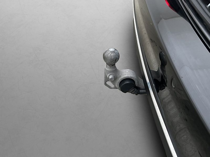 Mercedes-Benz Třídy C 300e Avantgarde Kamera Tažné - fotka 28 z 32