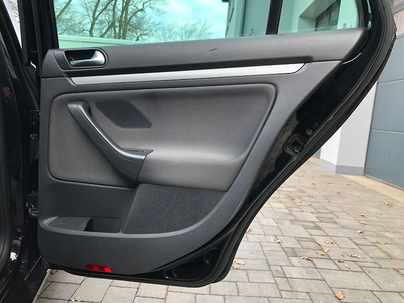 Volkswagen Golf Variant (2009) 1.9 TDi - fotka 12 z 27