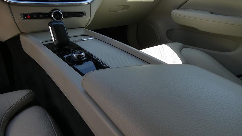 Volvo V60 B4 FWD Momentum Pro Auto - fotka 6 z 24