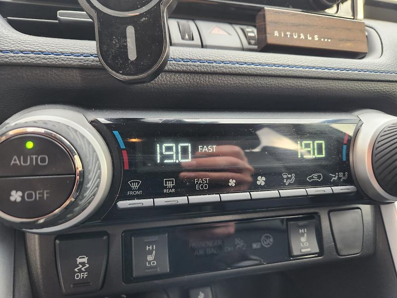 Toyota RAV4 (2021) 2.5-HYBRID-1.MAJ-KŮŽE-AUTOMAT - fotka 13 z 22