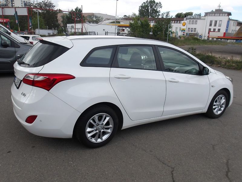 Hyundai i30 1,6i ČR - fotka 8 z 27