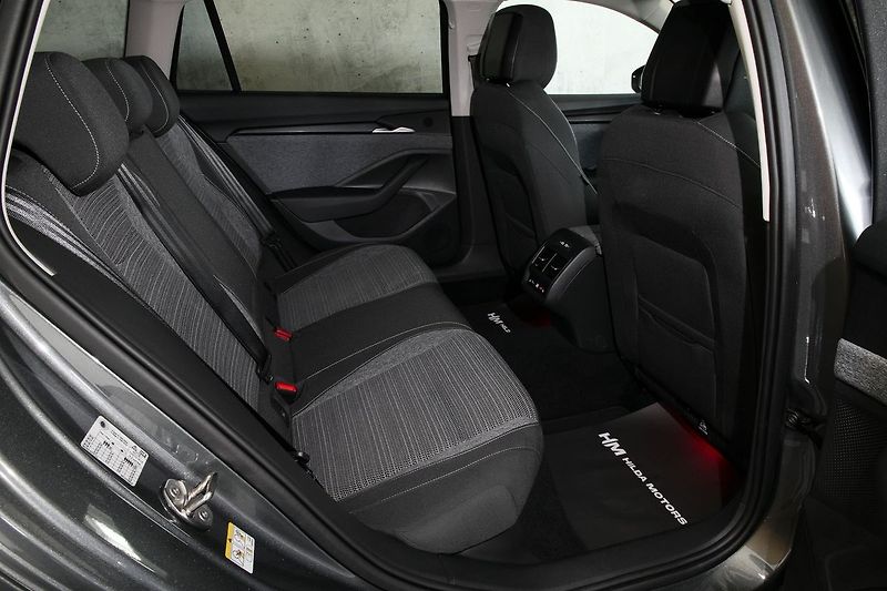 Škoda Superb 2.0 TDI 110kW DSG Matrix Tažné - fotka 9 z 31