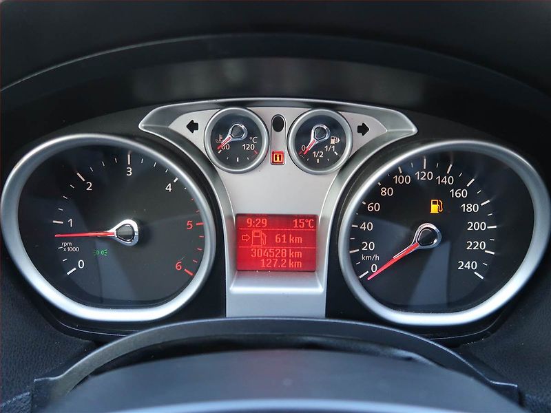 Ford Kuga (2008) 2.0 TDCi, 4X4 - fotka 11 z 18