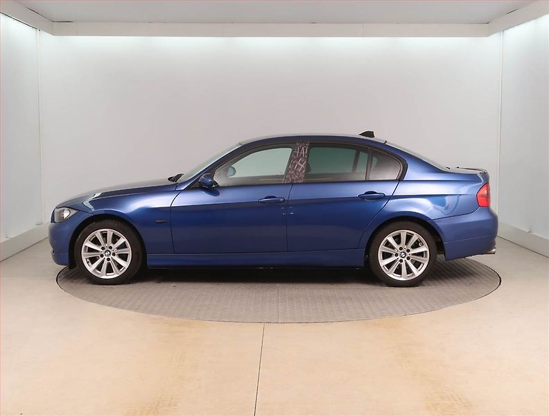 BMW Řada 3 (2008) 318 d, Vyhř. sedaček - fotka 3 z 15
