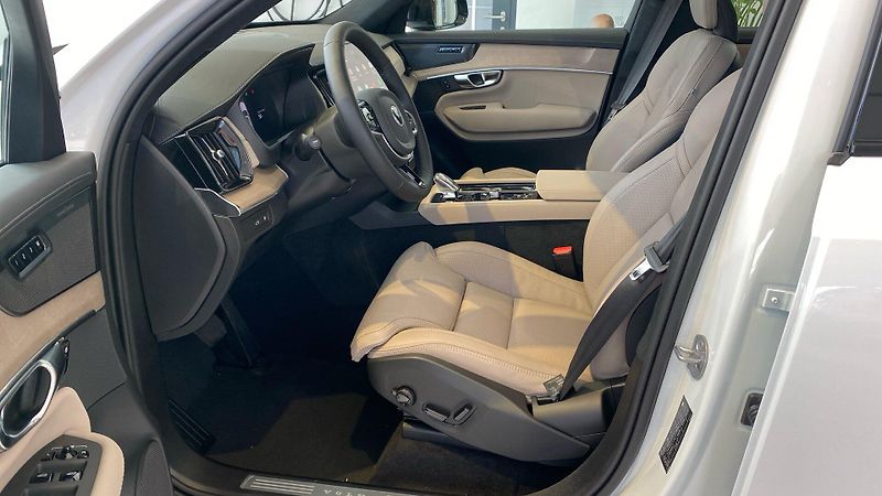 Volvo XC90 (2026) ULTRA DARK, T8 AWD, 228+107 kW - fotka 8 z 14