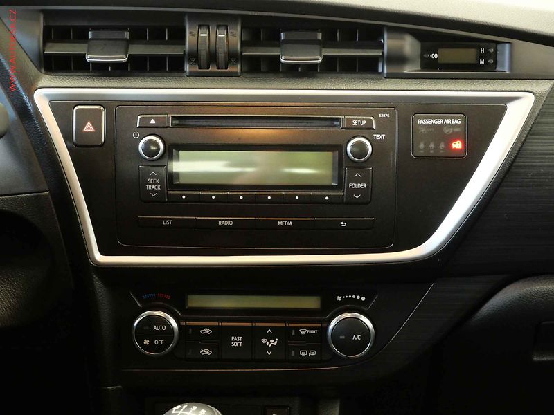Toyota Auris (2013) 1.3i, ČR - fotka 13 z 20