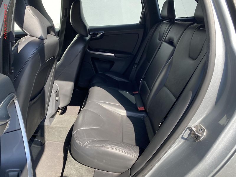 Volvo XC60 (2014) 2.4 D5 4x4, AT - fotka 10 z 18