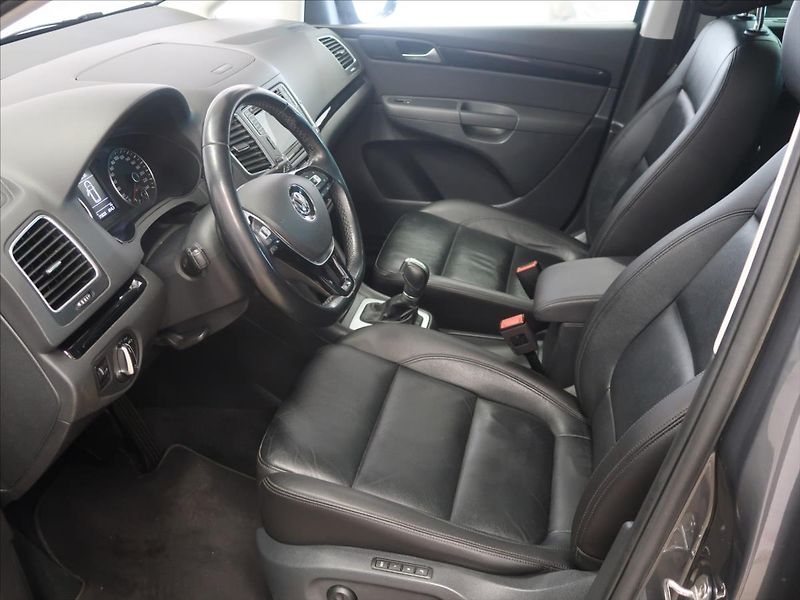 Volkswagen Sharan 2,0 TDI Highline LED panorama - fotka 11 z 39