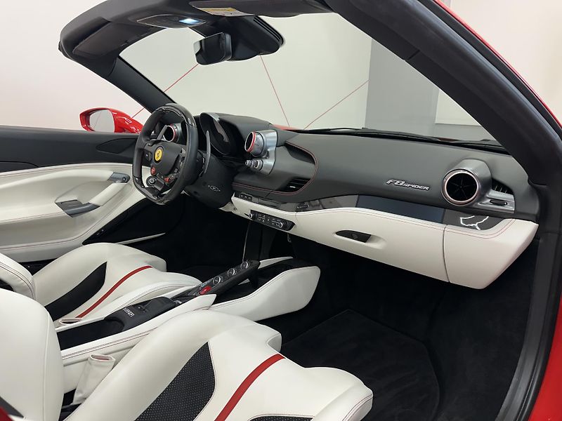 Ferrari F8 (2022) Spider*LIFT*DISPLAY*TEMPOMAT - fotka 13 z 18