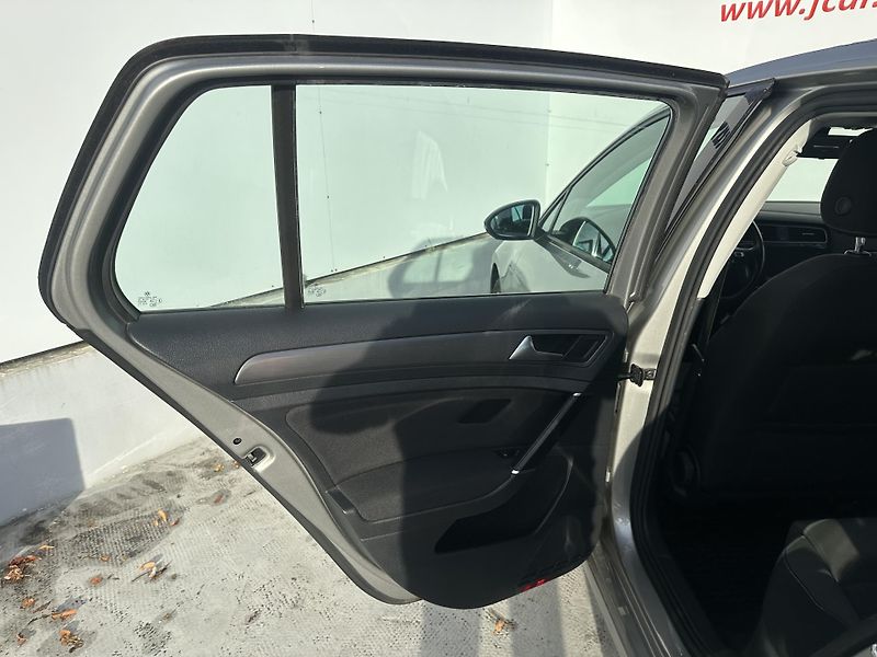 Volkswagen Golf (2017) 1,6 TDI 85kW, rezervace - fotka 17 z 25