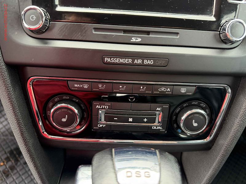 Škoda Superb (2012) 2.0 TDi, Elegance, DSG - fotka 14 z 18