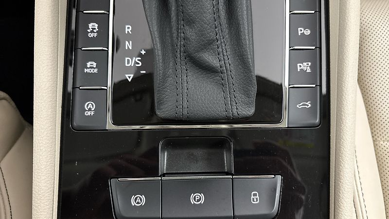 Škoda Superb 2.0 TDI DSG 4x4 L&K - fotka 27 z 31