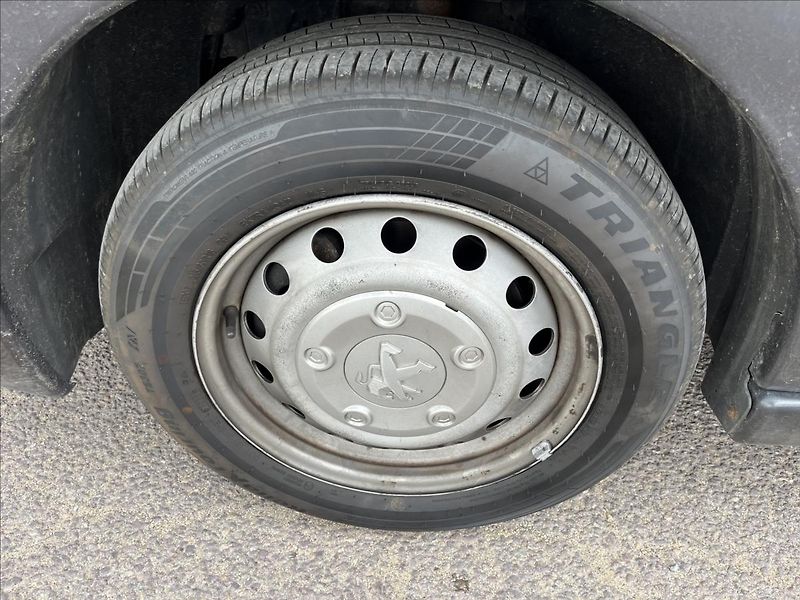 Peugeot Expert Tepee 2,0 HDi 8.MÍST KLIMA NAVIGACE - fotka 37 z 42