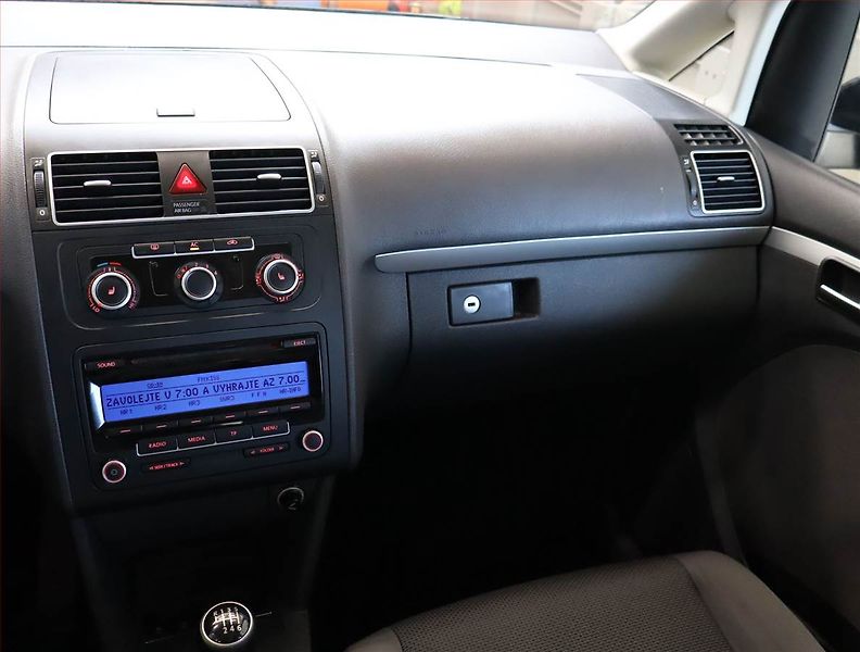 Volkswagen Touran (2010) 1.6 TDI, Tempomat - fotka 8 z 14
