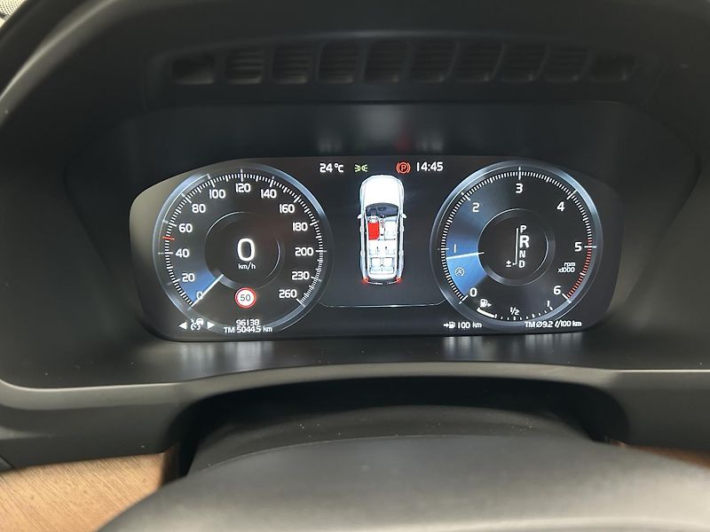 Volvo XC90 2.0 D5 4x4 Inscription - fotka 20 z 35