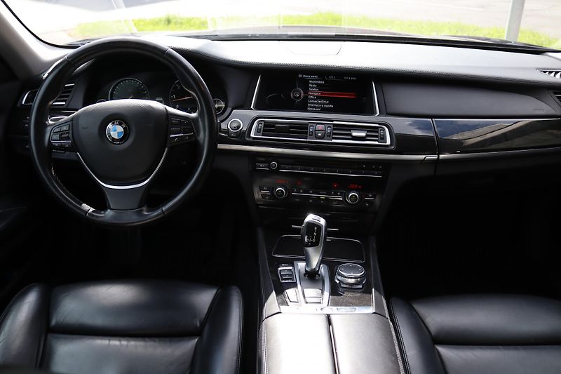 BMW Řada 7 730D XDRIVE F01 190kW - fotka 27 z 48
