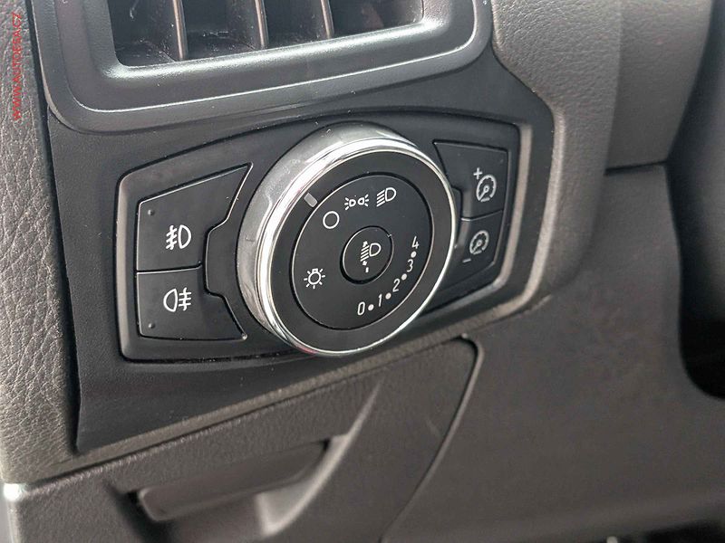 Ford Focus (2011) 1.6 i, AC, výhřev sed - fotka 12 z 16