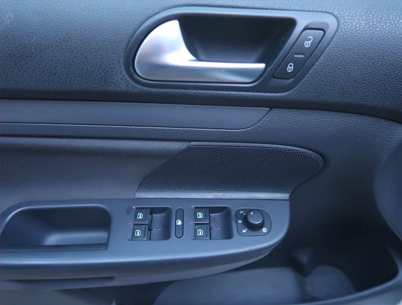 Volkswagen Golf (2009) 1.9 TDI, nová STK, Klima - fotka 14 z 14
