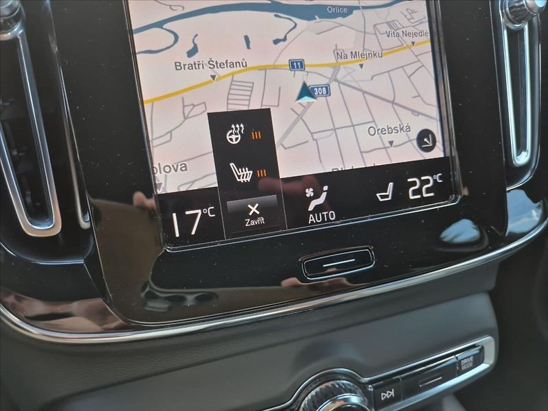 Volvo XC40 1,5 T2 FWD Momentum - fotka 14 z 18