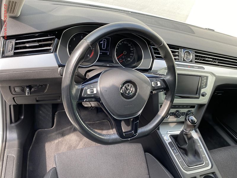 Volkswagen Passat (2017) 2.0 TDi, Comfortline - fotka 13 z 17