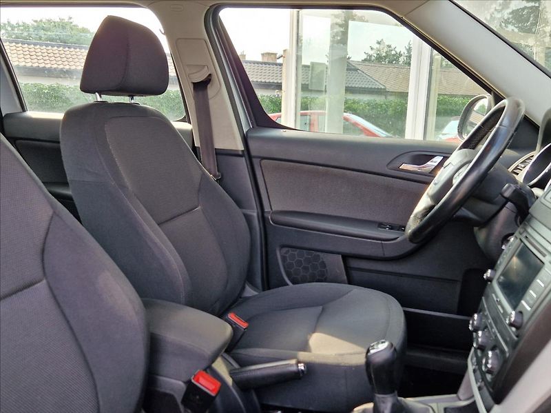 Škoda Yeti 2,0 TDI AC NAVI VÝHŘEVY - fotka 15 z 30