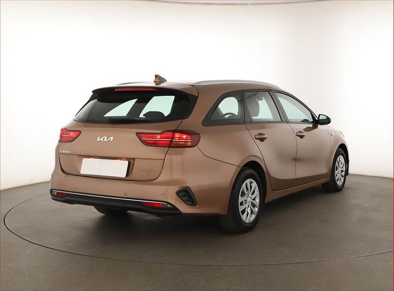 Kia Ceed (2022) Fresh 1.0 T-GDI, ČR,1.maj - fotka 5 z 13