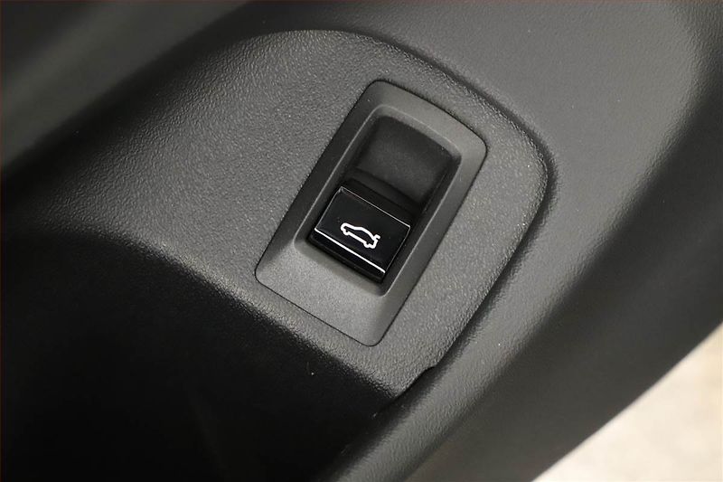 BMW Řada 5 (2025) 520d xDrive, M Sport, Navigace - fotka 10 z 21