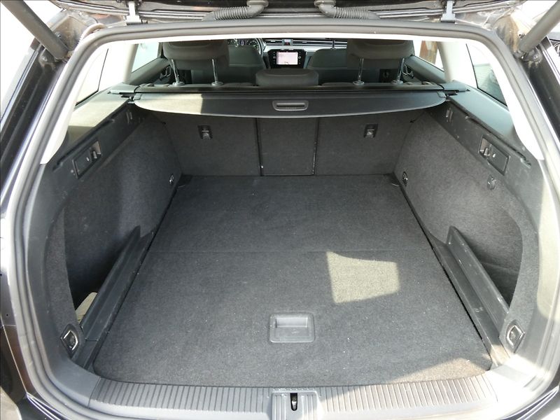 Volkswagen Passat 2,0 TDi DSG FULL LED BUSINESS - fotka 18 z 41