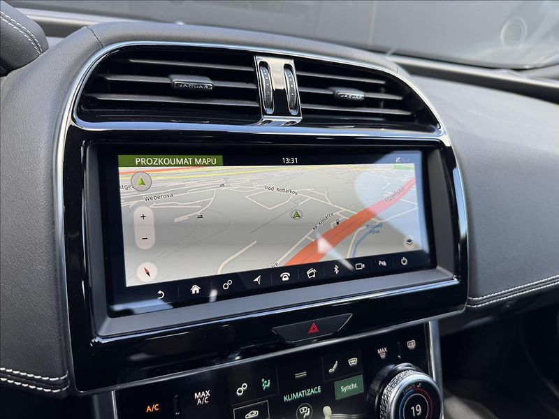 Jaguar XE 2,0 D180 R-Dynamic S AT DPH - fotka 22 z 31