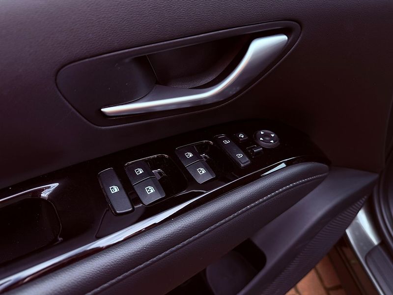 Hyundai Tucson 1.6 T-GDi Aut., ČR, 1.Maj - fotka 14 z 28