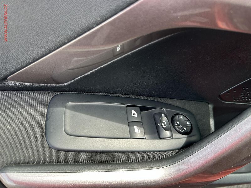 Peugeot 2008 (2015) 1.2PT, ČR, AC, park.asist - fotka 11 z 14