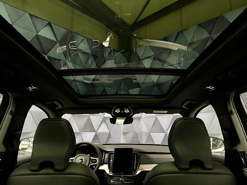 Volvo XC90 B5 AWD PLUS DARK PREMIUM, PANO - fotka 29 z 34