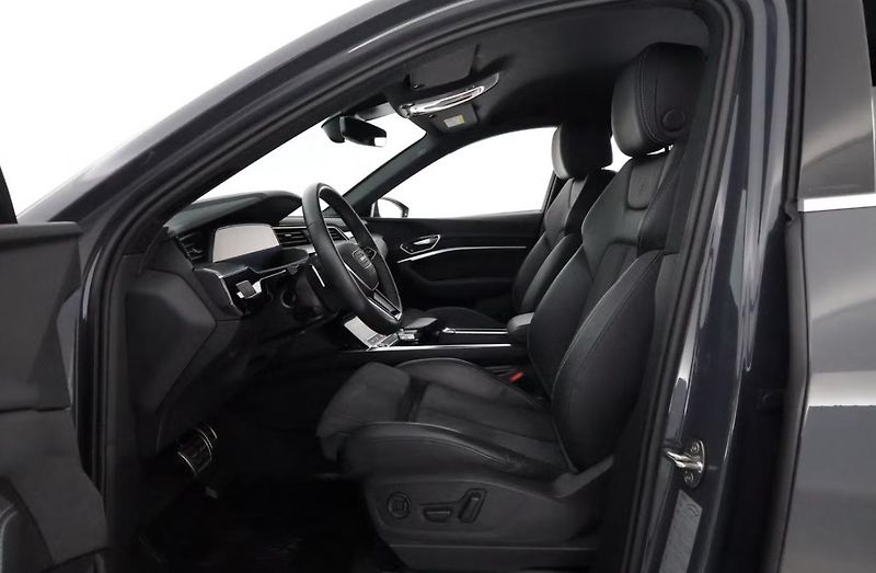 Audi Q8 e-tron 55 Quattro Kam LED Vzduch - fotka 10 z 32