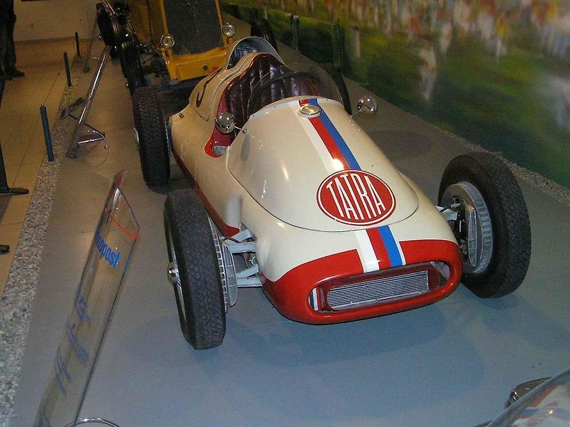 Tatra 607 monopost byl závodní speciál, který splňoval specifikace tehdejšího seriálu mistroství světa F1. Na snímku je jeden z jezdců s vozem Tatra 607-2 na startu Lounského trianglu. Asi v roce 1955.