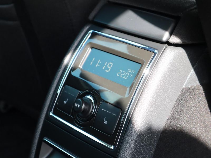 Škoda Superb 2,0 TDi 4x4 Elegance Navi CZ - fotka 23 z 34