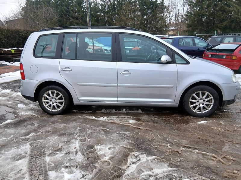 Volkswagen Touran 1.6 FSI, ALU - fotka 7 z 27