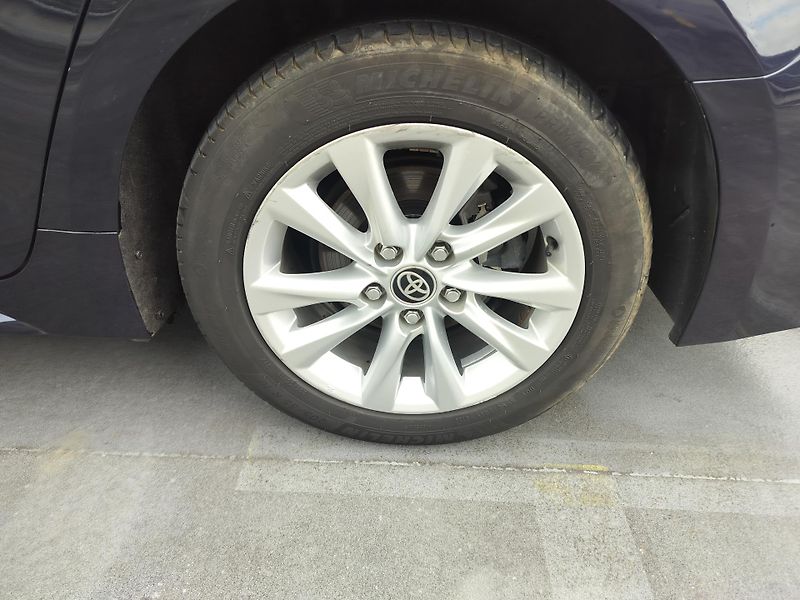 Toyota Corolla 1.8 hybrid Business Edition - fotka 27 z 29