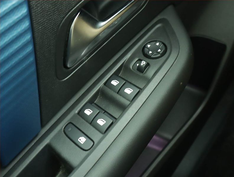 Citroën ë-C4 (2021) 50 kWh, SoH 90% - fotka 15 z 18