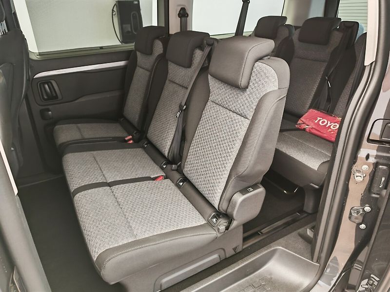 Toyota ProAce 2.0L Diesel 177k - 8AT Family - fotka 18 z 34