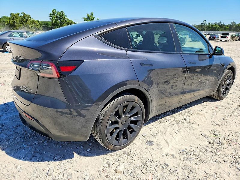 Tesla Model Y (2024) - fotka 6 z 12