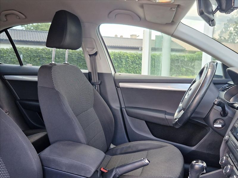 Škoda Octavia 1,6 TDI VÝHŘEV NEZ.TOPE XENONY - fotka 15 z 34